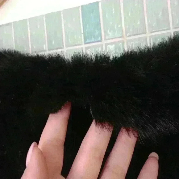 dressbarn collection Faux Fur Neckline Off Shoulder Black Velvet Long Sleeve Top - Picture 13 of 16